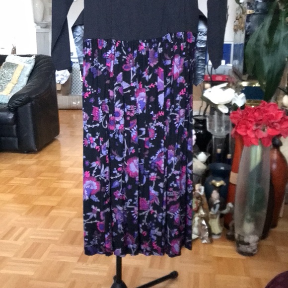 WOMANS DRESS SIZE US SMALL. - Picture 7 of 7